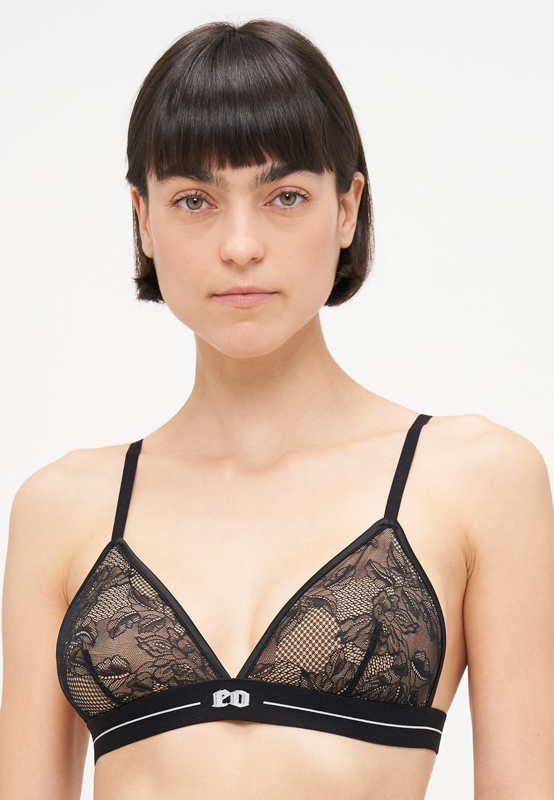 Bralette de encaje negro con forma triangular, diseño floral transparente, tirantes delgados y una banda sólida con detalle de logo.
