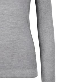 Primo piano di un maglione a maniche lunghe grigio chiaro che mostra il torso e il braccio destro con un dettaglio a coste sull'orlo inferiore.