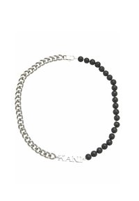 Sølv kæd necklace, der har sorte lavasten perler, som skifter størrelse, med en tekstdetalje, der læser "KANI" på et metalstykke.