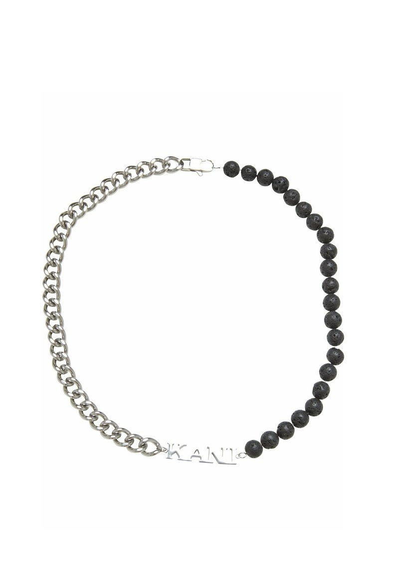 Sølv kæd necklace, der har sorte lavasten perler, som skifter størrelse, med en tekstdetalje, der læser "KANI" på et metalstykke.