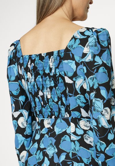 Φλοράλ φόρεμα με μαύρο φόντο και μπλε και λευκά σχέδια φύλλων. Η πλάτη διαθέτει ραφή με πτυχώσεις και τετράγωνη λαιμόκοψη.