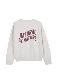 Jasnoszara bluza z długimi rękawami i prążkowanymi mankietami. Na plecach znajduje się ciemno-bordowy napis "NATURAL BY NATURE".