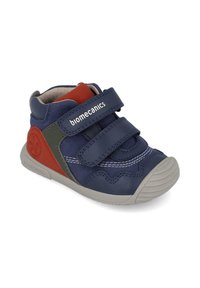 Scarpine per bambini in suede blu con doppio strap in Velcro, accenti rossi e verdi a contrasto, suola in gomma grigia e dettagli di cucitura bianca.