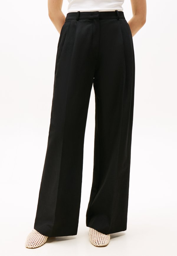 STRAIGHT PANTS - Stoffhose