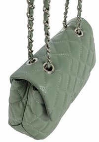 Quiltowana zielona skórzana torba na ramię z łańcuszkiem i srebrnym okuciem, o zaokrąglonym kształcie i charakterystycznym wzorze przeszycia.