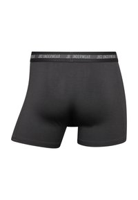 Boxer shorts negros hechos de tela suave, con una cinturilla de logo de JBS Underwear. Diseño simple sin patrones ni acentos adicionales.