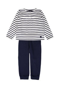 T-shirt rayé à manches longues en blanc et marine, avec un col rond et des détails de boutons ; associé à un pantalon de jogging marine avec des poignets chevillés.