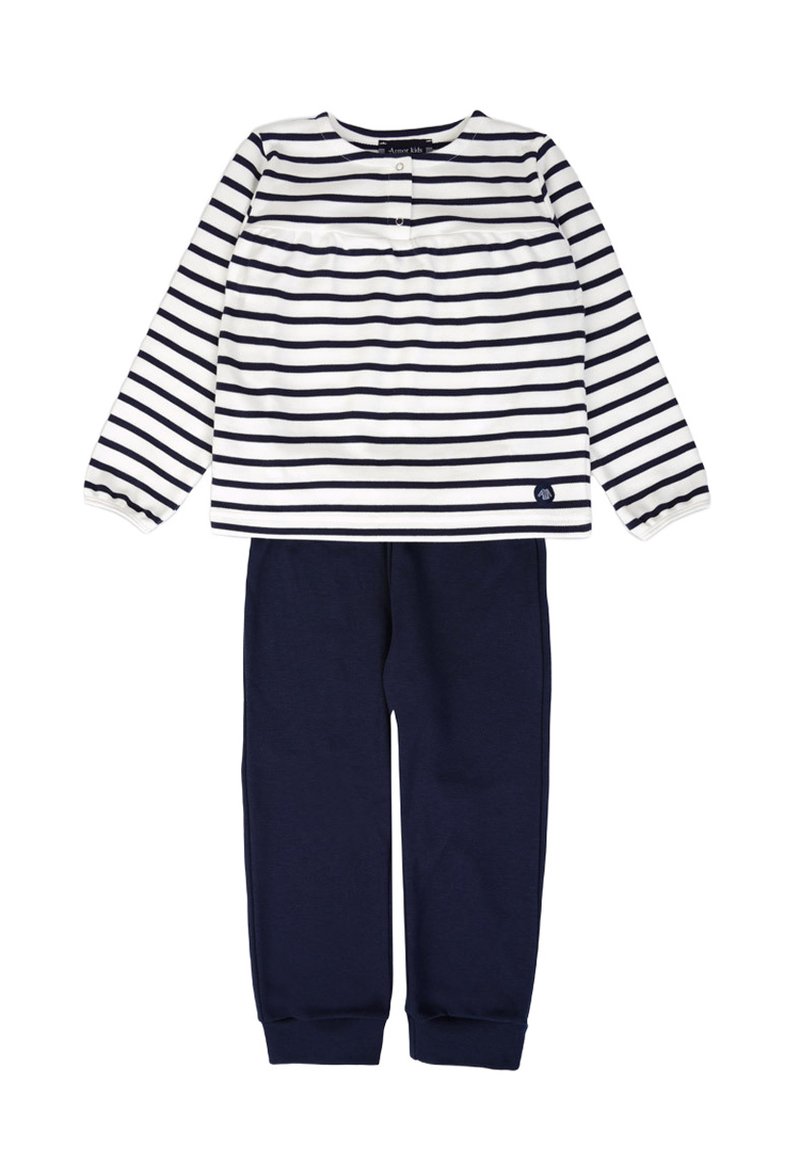 T-shirt rayé à manches longues en blanc et marine, avec un col rond et des détails de boutons ; associé à un pantalon de jogging marine avec des poignets chevillés.