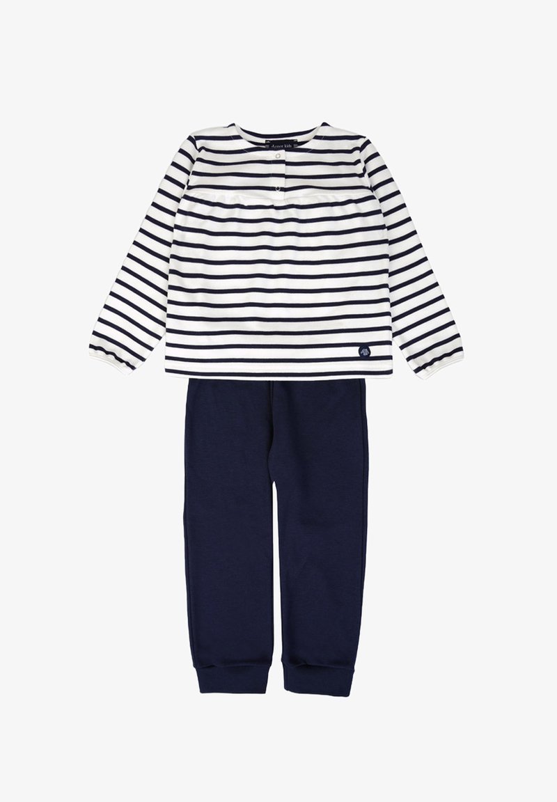 T-shirt rayé à manches longues en blanc et marine, avec un col rond et des détails de boutons ; associé à un pantalon de jogging marine avec des poignets chevillés.