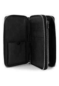 Portefeuille zippé noir en matériau texturé ; dispose de plusieurs emplacements pour cartes et d'une poche latérale pour un rangement supplémentaire. Détail de fermeture éclair en ton argent.
