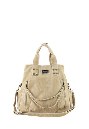 Bolso de piel beige con doble asa, dos bolsillos verticales con cremallera, tachuelas metálicas y una correa de hombro ajustable.