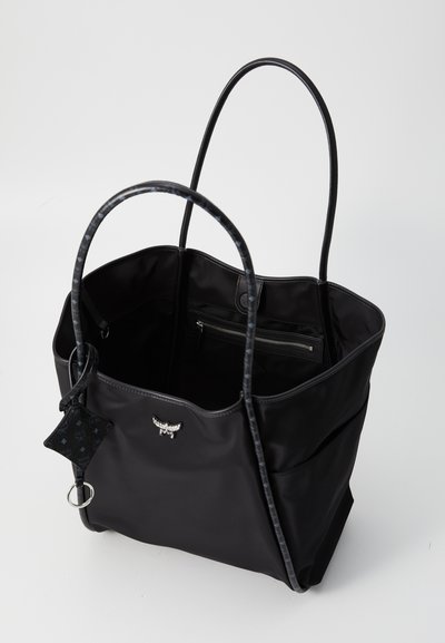 Saco tote preto com duas alças, bolsa interior com fecho, bolsos laterais e uma etiqueta pendurada pequena com um anel de chave.
