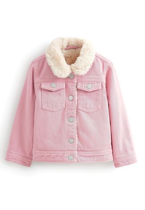 Enfant aux cheveux blonds ondulés portant une veste rose avec un col en fourrure blanche et un pantalon en jean bleu, dos à la caméra.