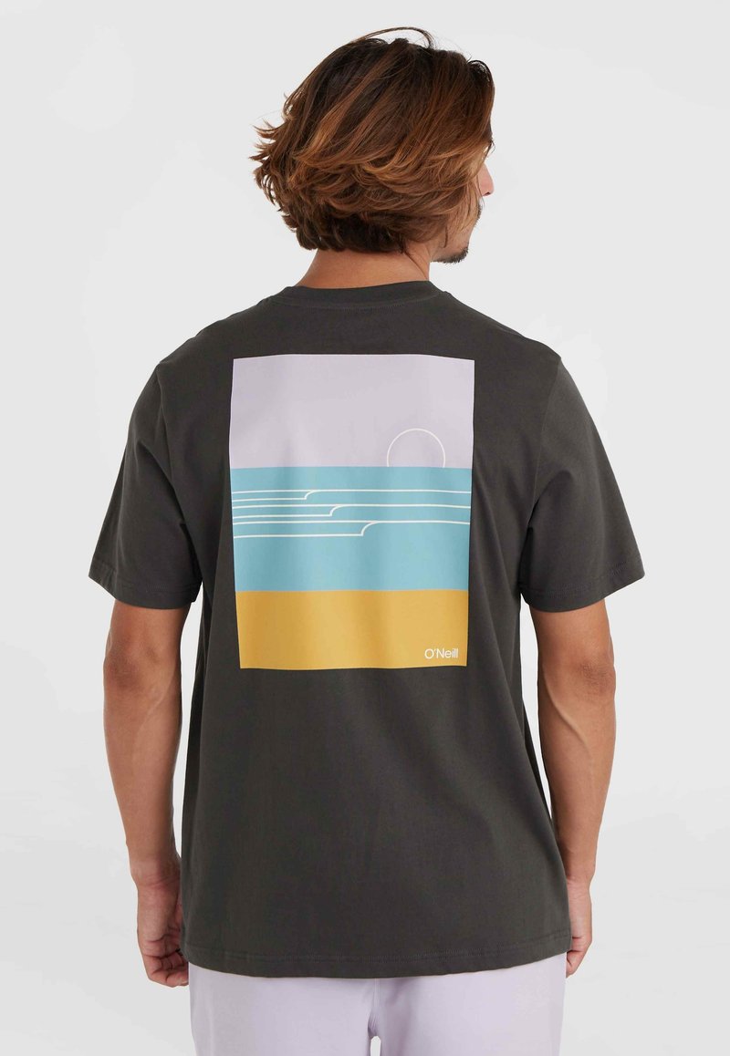 Czarny t-shirt z bawełny z retro grafiką na plecach, z niebieskimi, fioletowymi i żółtymi poziomymi paskami oraz motywem słońca.