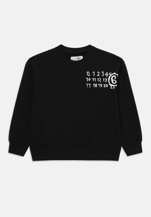 Zwarte sweatshirt met lange mouwen, voorzien van witte gedrukte nummers in een rasterpatroon en een groot wit "6" aan de voorkant. Zacht materiaal.