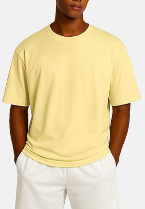 Geel T-shirt met korte mouwen van zachte stof, met een ronde hals en een relaxte pasvorm. Heeft een soepele textuur en een minimalistisch ontwerp.