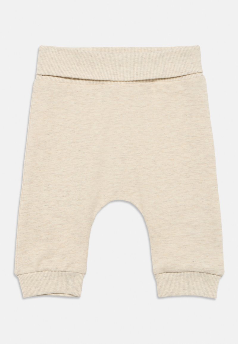 Beige Baumwollshorts mit geripptem Bund und Bündchen. Verfügt über eine lockere Passform und einen mittigen Ausschnitt für zusätzlichen Komfort. Weiche Textur.