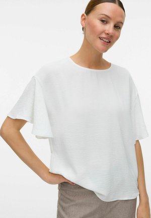 Blouse blanche à manches courtes avec une coupe décontractée et un tissu doux et texturé. Dispose d'un col rond et de manches légèrement volantes.