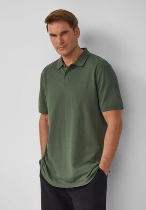 Olivgrünes Poloshirt mit Kragen, drei Knöpfen und kurzen Ärmeln; der Stoff hat eine glatte Textur und eine entspannte Passform.