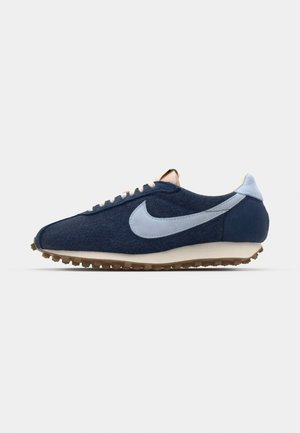 Sneaker blu navy con dettagli azzurri, tomaia in tessuto, design retro, suola intermedia bianca e suola in gomma con motivi antiscivolo.