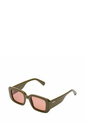 Lunettes de soleil carrées vert olive avec des verres roses. Monture épaisse au toucher lisse et branches larges. Logo sur le côté d'une branche.