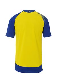 Sports jersey med korte ærmer, der har en gul farve med blå detaljer på ærmerne og kanten; inkluderer et mønster på skulderen.