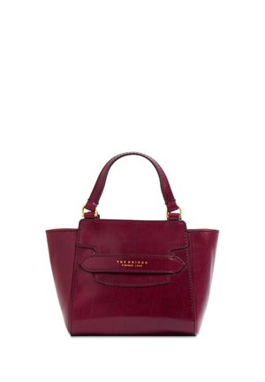 Kleine, strukturierte dunkelrote Ledertasche mit kurzen Griffen und goldenem Text "THE BRIDGE FIRENZE 1969" auf der Vorderseite.