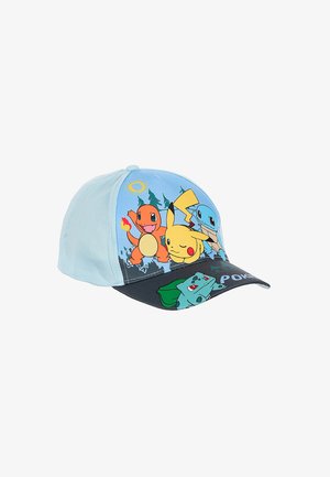 Casquette bleu clair et noire avec les personnages Pokémon Charmander, Pikachu, Squirtle et Bulbasaur dans un décor forestier avec un soleil dans le ciel.