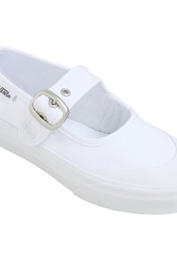 Zapato Mary Jane de lona blanca con punta redonda, una correa con hebilla de plata y una suela de goma blanca gruesa.