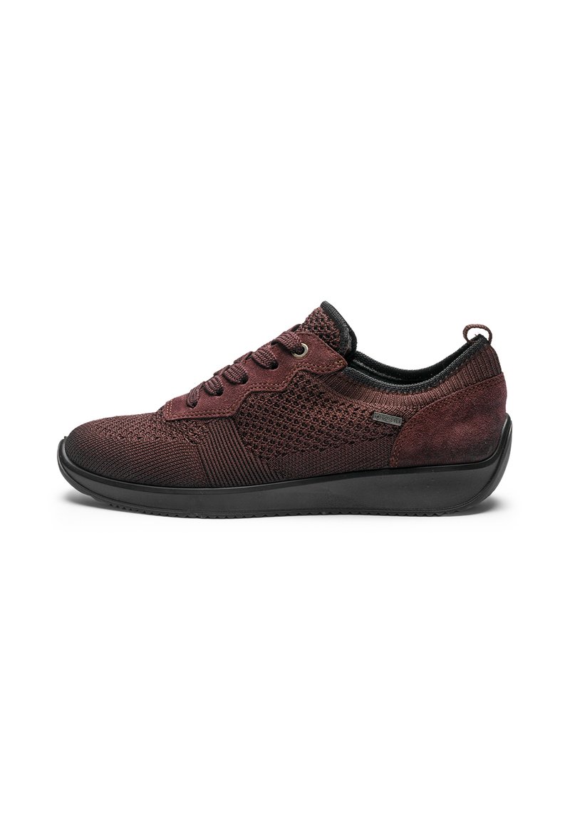 Zapatillas burdeos con parte superior de tejido texturizado, acentos de ante y suela de goma negra. Presenta cordones redondos y un cuello acolchado para mayor comodidad.