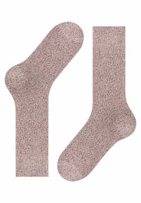 Gestrickte Socken in einem strukturierten Muster mit vorherrschend hellroter Farbe und dunklen Farbtupfern. Sie besitzen einen gerippten Bündchenabschluss und eine abgerundete Zehenpartie.