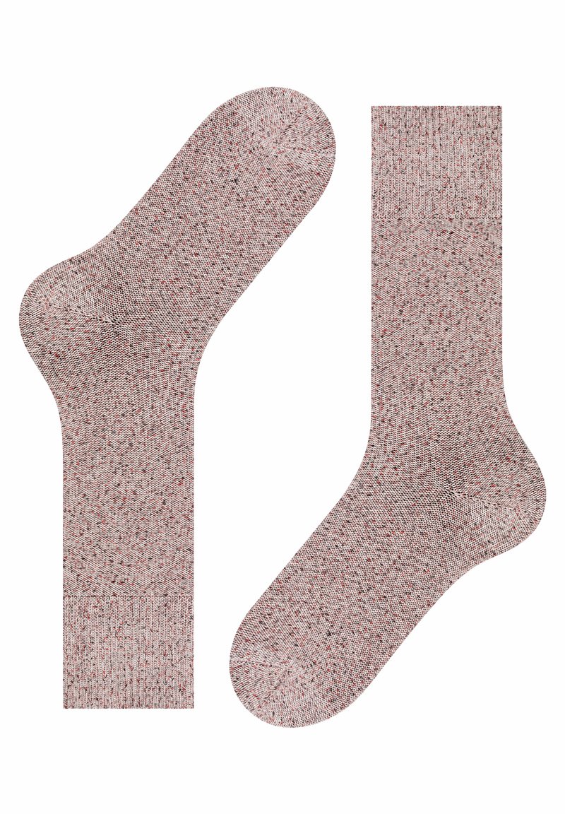 Gestrickte Socken in einem strukturierten Muster mit vorherrschend hellroter Farbe und dunklen Farbtupfern. Sie besitzen einen gerippten Bündchenabschluss und eine abgerundete Zehenpartie.