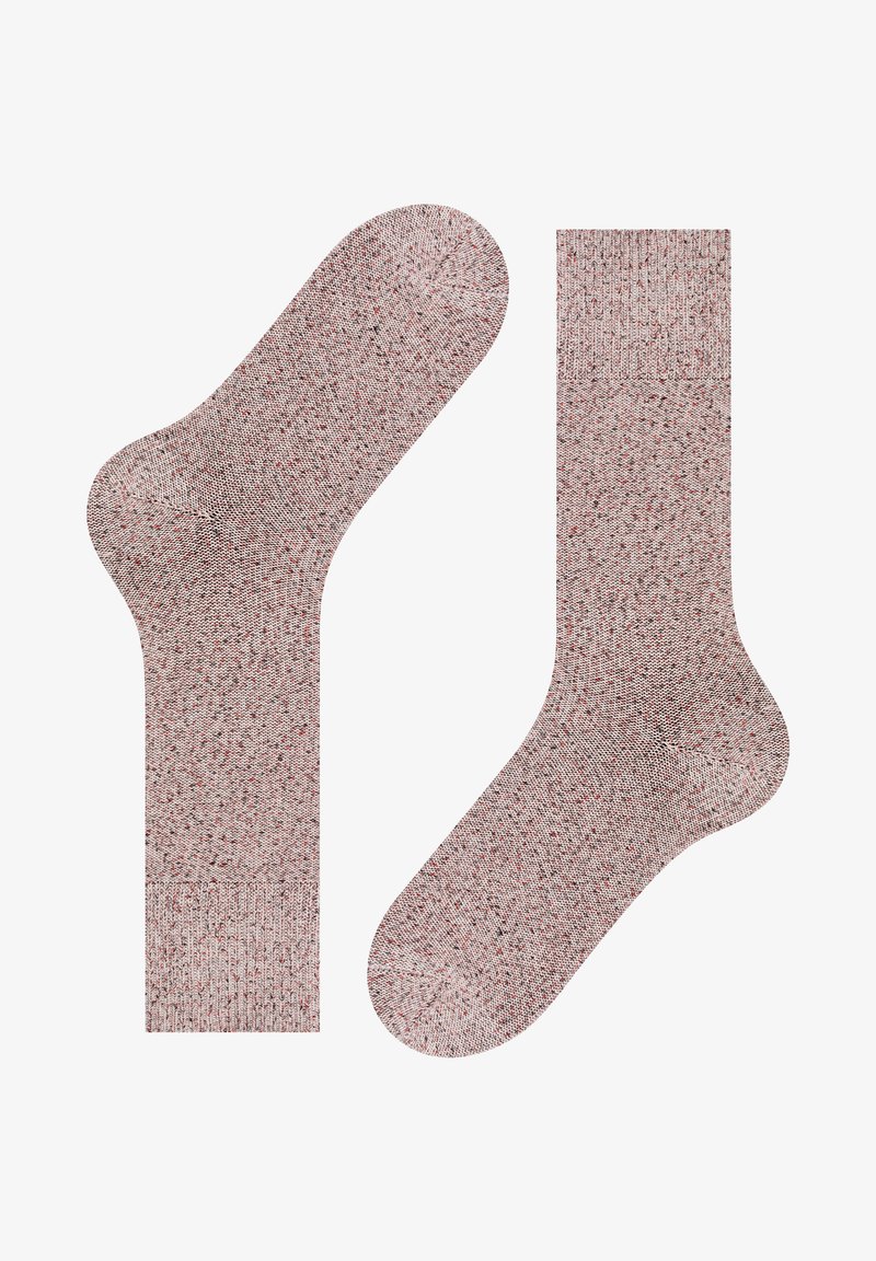 Gestrickte Socken in einem strukturierten Muster mit vorherrschend hellroter Farbe und dunklen Farbtupfern. Sie besitzen einen gerippten Bündchenabschluss und eine abgerundete Zehenpartie.