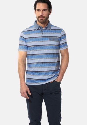 Kurzarm-Polohemd in Hellblau mit dunkelblauen und marineblauen horizontalen Streifen, ausgestattet mit einem knöpfbaren Kragen und einer kleinen Brusttasche.