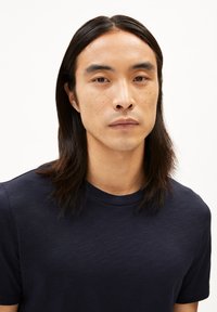 ARMEDANGELS JAAMEL STRUCTURE - T-Shirt basic - night sky