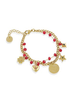 Bracciale a catena d'oro con perline rosse e ciondoli tra cui un quadrifoglio, un cuore, una moneta, una stella e un raggio di sole con pietre preziose.
