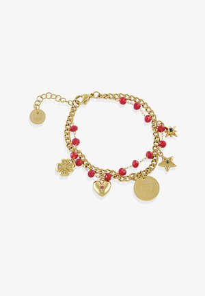 Goldkettchen-Armband mit roten Perlen und Anhängern, darunter ein vierblättriges Kleeblatt, ein Herz, eine Münze, ein Stern und ein Sonnenstrahl mit Edelsteinen.