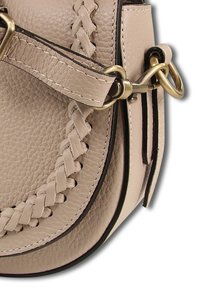 Lichtbeige leren tas met gevlochten detail, gouden beslag en contrasterende zwarte stiksels. Ronde vorm met een flapsluiting.