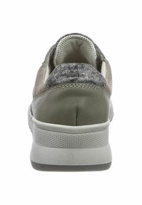 Baskets en suède gris avec accent en cuir texturé gris au talon, doublure en mesh respirant et semelle en caoutchouc flexible. Présente un design simple et épuré.