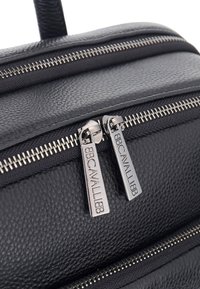 Zwarte leren tas met zilveren ritsen met branding, een gestructureerd oppervlak en een ontwerp met dubbele ritscompartimenten.