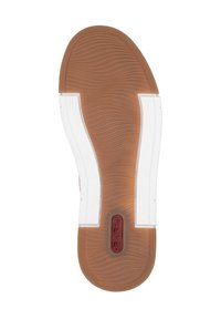 Semelle de chaussure avec une base en caoutchouc marron, accents latéraux blancs, texture à motif ondulé et logo rouge. Forme plate et arrondie avec un bord surélevé.
