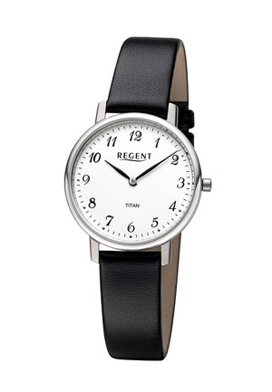 Montre ronde en argent avec un cadran blanc, des chiffres arabes noirs et un bracelet en cuir noir. Présente un design simple avec deux aiguilles noires et le nom de la marque.