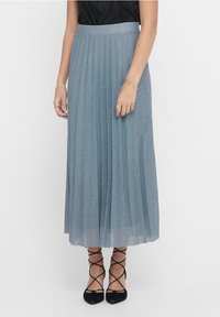Gonna midi plissettata in tessuto azzurro chiaro con un leggero luccichio, dotata di una vita aderente e una texture leggera e fluida.