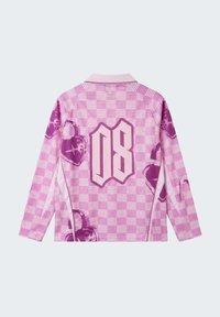 Chemise à manches longues rose à carreaux avec motifs de crânes violets et grand numéro stylisé 08 au dos, présentée à plat avec le dos vers l'avant.