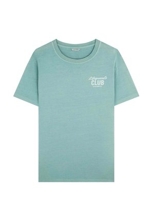 T-shirt en coton bleu clair avec des manches courtes, encolure ronde, et texte blanc indiquant "CLUB du Maître-nageur" sur la partie gauche de la poitrine.