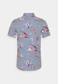 Chemise à manches courtes boutonnée avec des rayures bleues et blanches, décorée de motifs floraux et d'oiseaux colorés dans le dos.