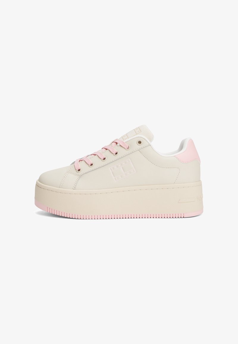 Sneakers na platformie w kolorze kremowym z różowymi akcentami, wykonane z gładkiego materiału przypominającego skórę, z okrągłym noskiem i teksturowaną gumową podeszwą.