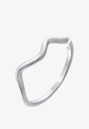 Ezüst gyűrű hullámos mintával és fényes felülettel. Simaság jellemzi, és az "925" jelzés vésett a sterling ezüst tanúsítvány érdekében.