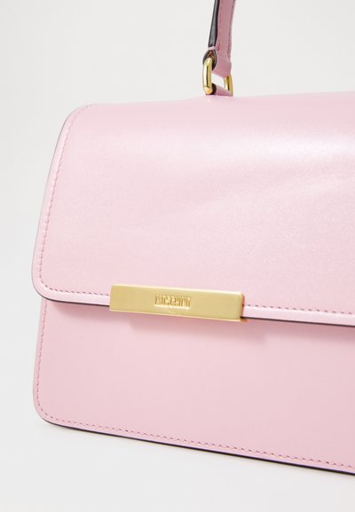 Borsa a mano in pelle rosa con finitura liscia, accessori in oro e design rettangolare caratterizzato da una chiusura frontale.