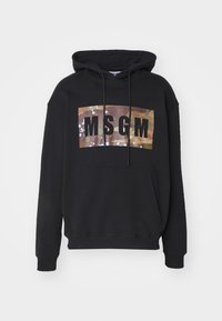 Czarna bluza z kapturem z dużym nadrukiem logo na tle w kamuflażu i niebieskimi plamkami. Posiada przednią kieszeń i sznurki do regulacji kaptura.